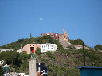GTO_MoonOverMonumentoAlPipila